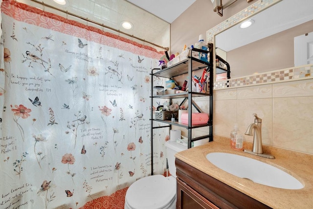 18006 Oakwood Ave, Lansing, IL 60438 - full bathroom featuring vanity, toilet, curtained shower, and recessed lighting