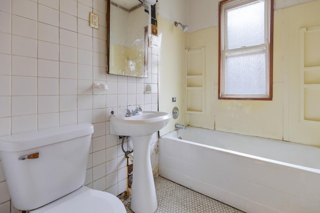 7703 S Loomis Blvd, Chicago, IL 60620 - bathroom featuring toilet, tile patterned floors, shower / bathtub combination, and tile walls