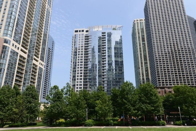 201 N Westshore Dr Unit 2608, Chicago, IL 60601 - view of property featuring a city view