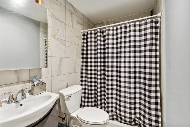 1818 W 9th St, Dixon, IL 61021 - bathroom featuring a sink, toilet, tile walls, a shower with shower curtain, and tasteful backsplash