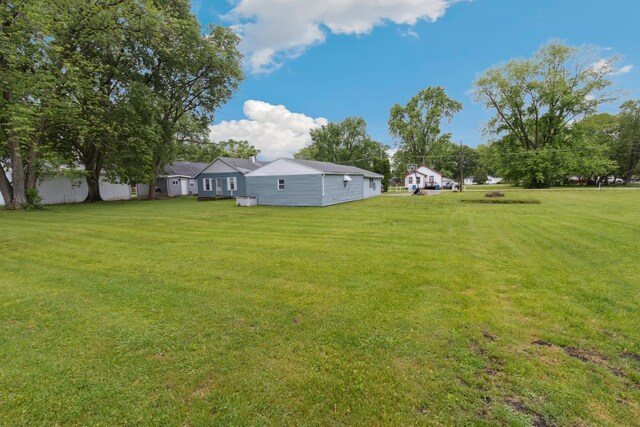 1818 W 9th St, Dixon, IL 61021 - view of green lawn
