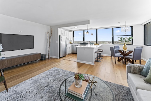 2700 N Hampden Ct Unit 24A, Chicago, IL 60614 - living area with light wood-style floors, a chandelier, and baseboards