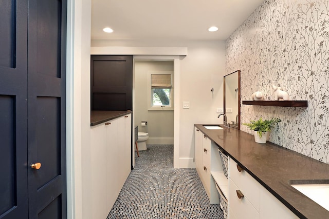 244 Kenmore Ave, Deerfield, IL 60015 - full bath featuring double vanity, toilet, recessed lighting, baseboards, and wallpapered walls