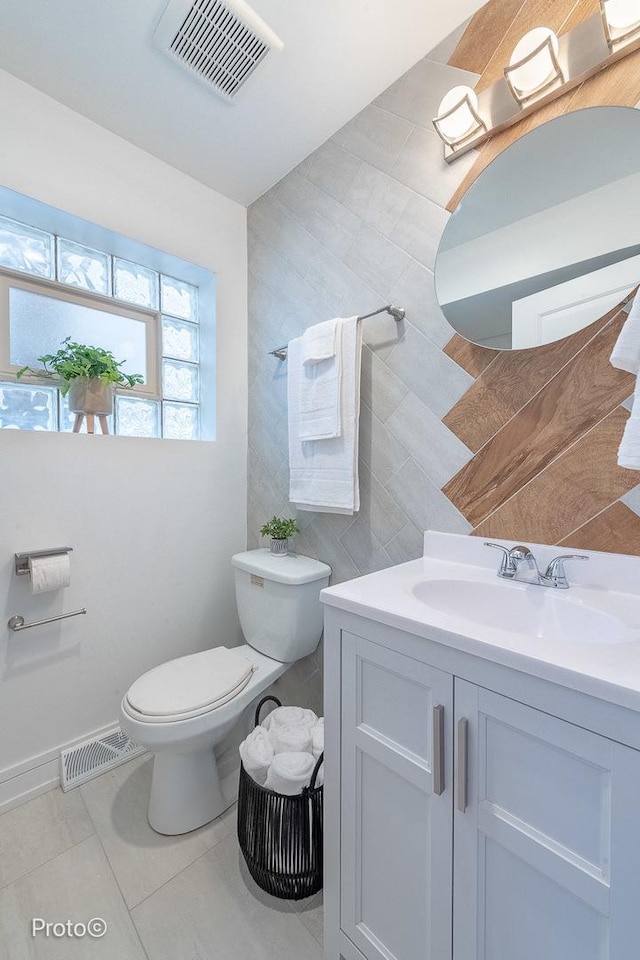 4634 N Hamlin Ave, Chicago, IL 60625 - bathroom featuring toilet, tile patterned flooring, and vanity