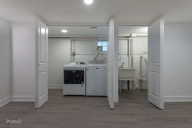 4634 N Hamlin Ave, Chicago, IL 60625 - laundry room with washer and clothes dryer, light wood-style flooring, baseboards, and recessed lighting
