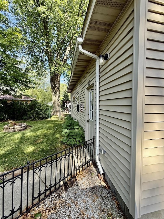 403 E Hickory St, Fairbury, IL 61739 - view of side of home
