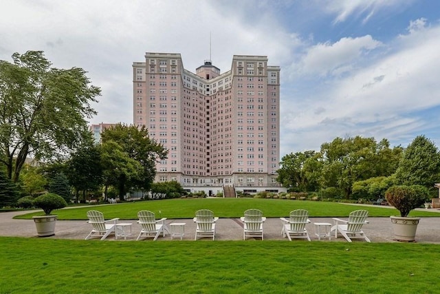 5555 N Sheridan Rd Unit 308, Chicago, IL 60640 - surrounding community with a yard