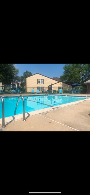 2165 Sunderland Ct Unit 101A, Naperville, IL 60565 - community pool with a patio