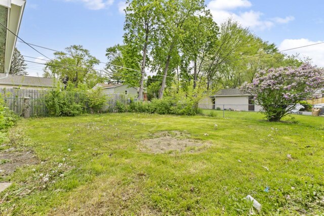 8 Sparrow Rd, Carpentersville, IL 60110 - view of yard