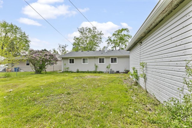 8 Sparrow Rd, Carpentersville, IL 60110 - view of green lawn
