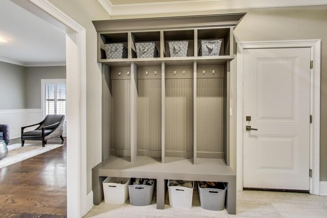 212 S Wa Pella Ave, Mount Prospect, IL 60056 - mudroom with crown molding