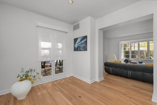 154 Glenwood Ave, Winnetka, IL 60093 - living area with light wood-type flooring and baseboards