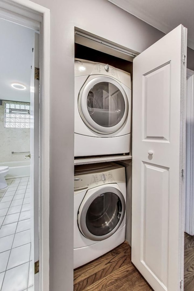 654 N Robinson Dr, Palatine, IL 60074 - laundry area featuring stacked washer / drying machine