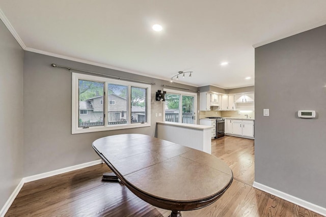 654 N Robinson Dr, Palatine, IL 60074 - dining room featuring crown molding, baseboards, light wood-type flooring, and recessed lighting