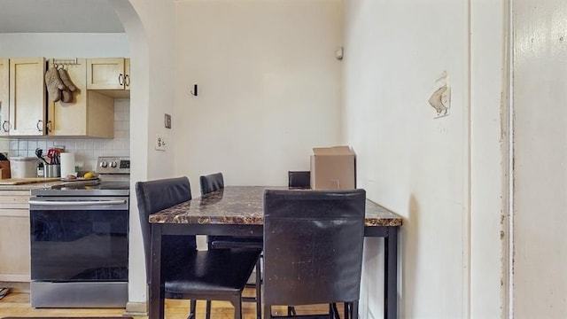 7360 N Damen Ave Unit 1S, Chicago, IL 60645 - dining room with arched walkways