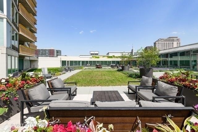 1720 Maple Ave Unit 1270, Evanston, IL 60201 - view of grassy yard with outdoor lounge area
