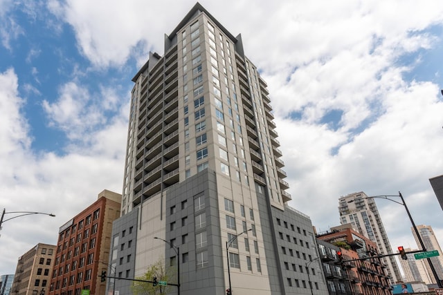 330 W Grand Ave Unit 2002, Chicago, IL 60654 - view of building exterior with a city view