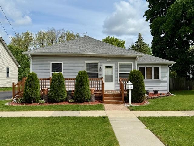 431 Edward St, Sycamore, IL 60178 - bungalow-style home featuring a front yard and a shingled roof
