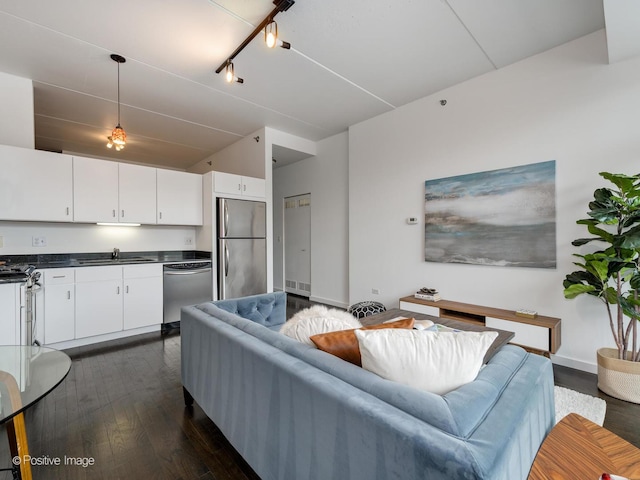 630 N Franklin St Unit 817, Chicago, IL 60654 - living room featuring dark wood-type flooring, track lighting, baseboards, and vaulted ceiling