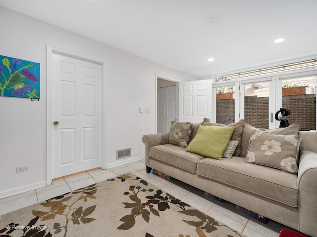 2393 N Wayne Ave, Chicago, IL 60614 - living area featuring light tile patterned floors, baseboards, and recessed lighting