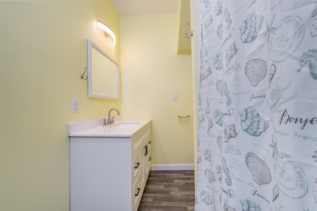 709 S Oak St, Bloomington, IL 61701 - full bath featuring wood finished floors, vanity, baseboards, and a shower with shower curtain