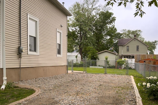 709 S Oak St, Bloomington, IL 61701 - view of yard featuring gravel driveway