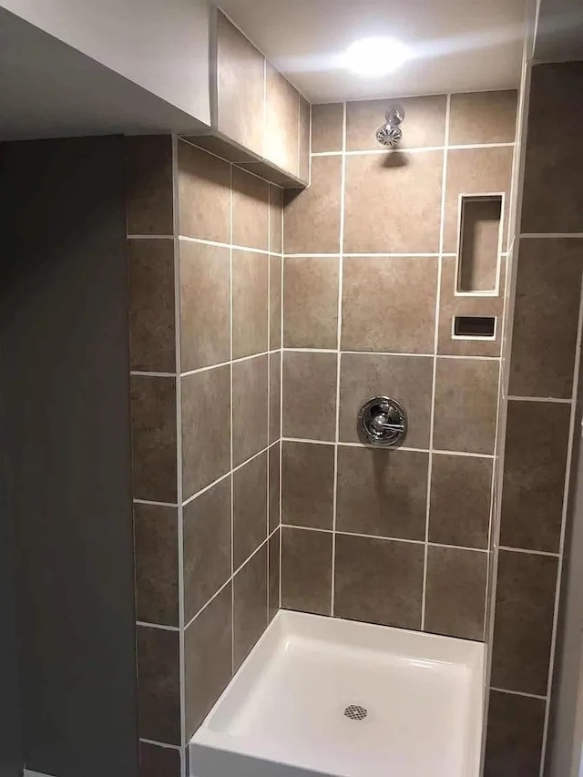 142 E Grove St, Lombard, IL 60148 - bathroom featuring tiled shower