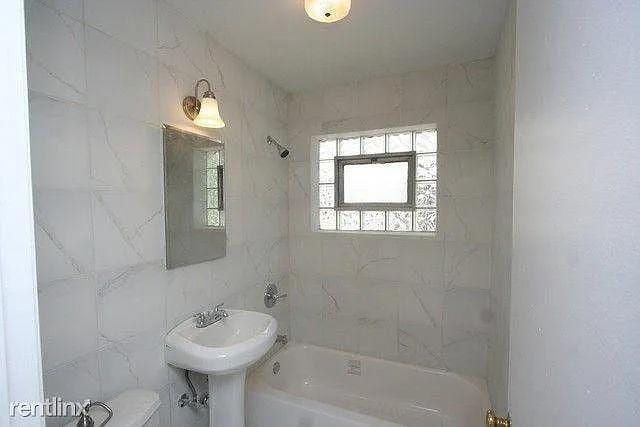 142 E Grove St, Lombard, IL 60148 - full bath featuring  shower combination and toilet