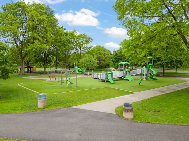 805 S Main St, Wheaton, IL 60189 - view of property's community with a lawn