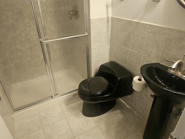 1182 Middlebury Ln Unit D1, Wheeling, IL 60090 - bathroom with tile walls, a stall shower, toilet, and tile patterned floors