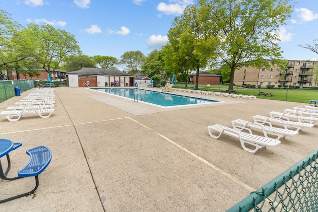 1210 N Dale Ave Unit 2I, Arlington Heights, IL 60004 - community pool featuring a patio