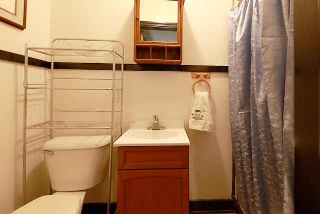 605 E St, Mazon, IL 60444 - bathroom featuring toilet, vanity, and a shower with shower curtain