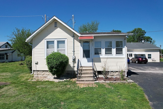 605 E St, Mazon, IL 60444 - bungalow-style house featuring entry steps and a front yard