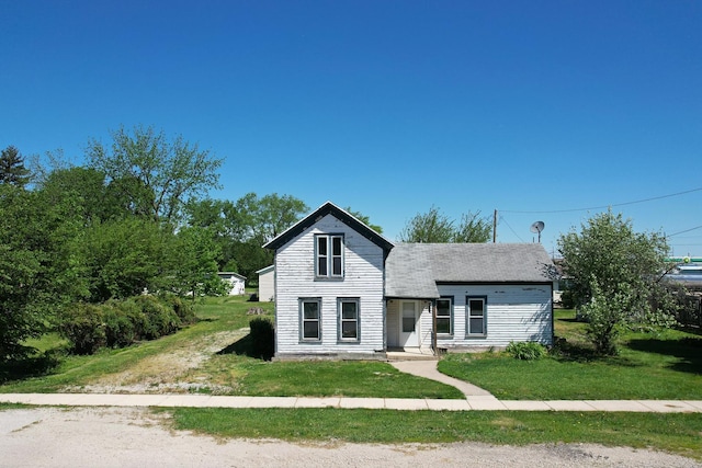 605 E St, Mazon, IL 60444 - traditional home featuring a front lawn and a shingled roof