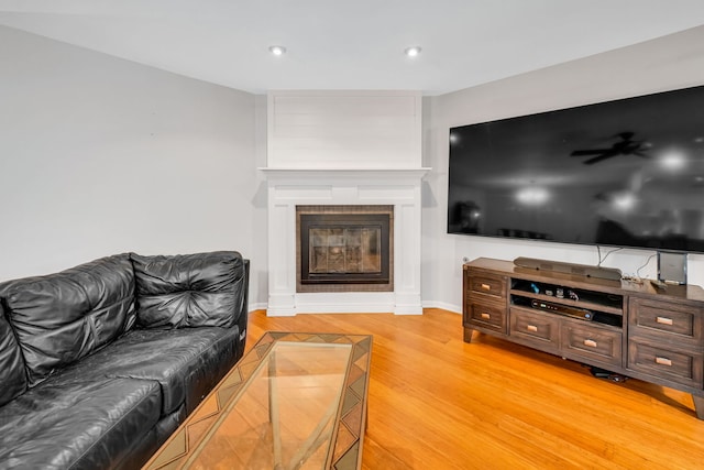 13253 S Oak Ridge Trl Unit 2B, Palos Heights, IL 60463 - living room featuring light wood-type flooring, a large fireplace, ceiling fan, baseboards, and recessed lighting