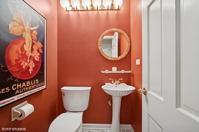 706 Tanglewood Ct, Lake Forest, IL 60045 - bathroom with toilet and baseboards