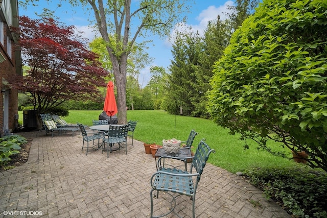 706 Tanglewood Ct, Lake Forest, IL 60045 - view of patio / terrace featuring outdoor dining area