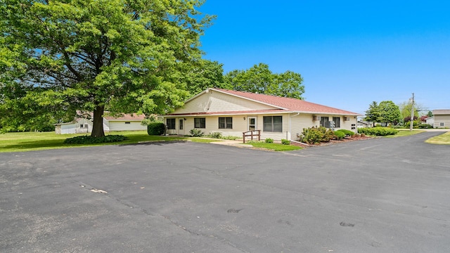 701 W Oregon St, Polo, IL 61064 - ranch-style house with a front lawn