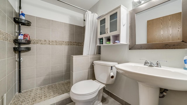 701 W Oregon St, Polo, IL 61064 - bathroom with a tile shower, toilet, and a sink