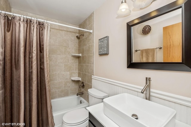 862 Wimbleton Ln, Crystal Lake, IL 60014 - full bathroom with wainscoting, shower / tub combo with curtain, toilet, and vanity