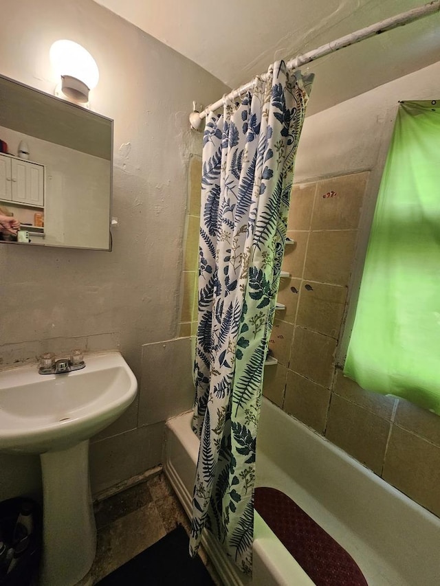 315 Vandalia St, Elgin, IL 60123 - bathroom with shower / bath combo