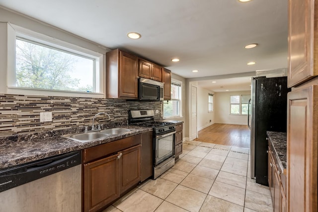 3924 W Greenleaf Ave, Lincolnwood, IL 60712 - kitchen featuring stainless steel appliances, a sink, dark countertops, backsplash, and recessed lighting