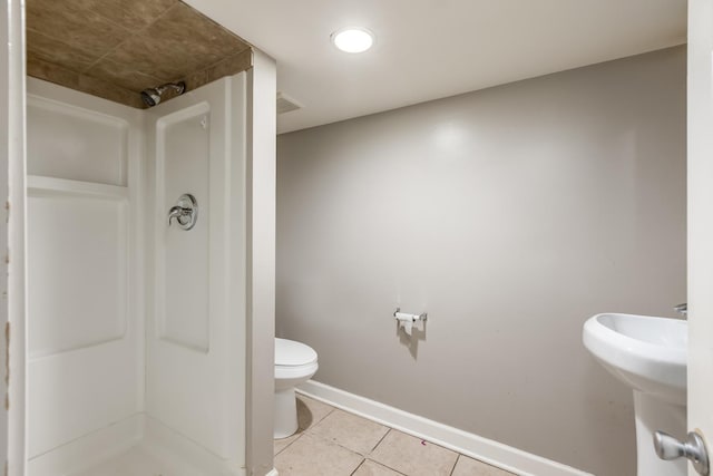3924 W Greenleaf Ave, Lincolnwood, IL 60712 - full bath featuring tile patterned floors, a shower, baseboards, and toilet