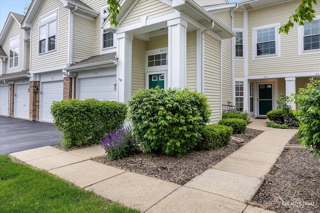 937 Huntington Dr, Elk Grove Village, IL 60007 - view of front of property featuring driveway and an attached garage