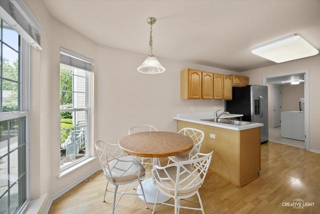 937 Huntington Dr, Elk Grove Village, IL 60007 - kitchen featuring a sink, washer / dryer, stainless steel refrigerator with ice dispenser, a peninsula, and light wood-style floors