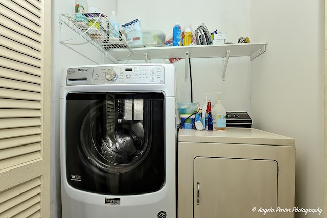 5704 N Woodland Dr, Mchenry, IL 60050 - laundry room with washer and clothes dryer