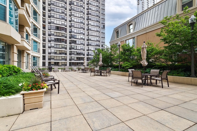25 E Superior St Unit 2805, Chicago, IL 60611 - view of property's community featuring a patio area