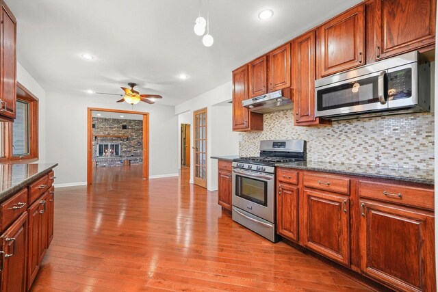 975 Patriot Ln, Hoffman Estates, IL 60192 - kitchen featuring stainless steel appliances, under cabinet range hood, hardwood / wood-style flooring, tasteful backsplash, and a ceiling fan