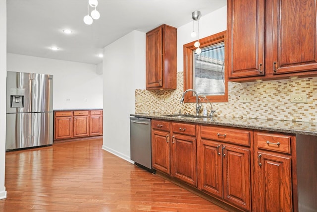975 Patriot Ln, Hoffman Estates, IL 60192 - kitchen with appliances with stainless steel finishes, a sink, wood finished floors, decorative backsplash, and recessed lighting