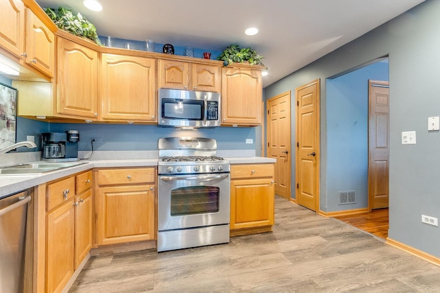 18225 Eagle Dr, Tinley Park, IL 60477 - kitchen featuring stainless steel appliances, a sink, light countertops, light wood-style floors, and recessed lighting
